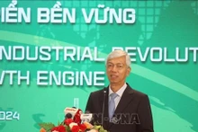 El vicepresidente del Comité Popular de Ciudad Ho Chi Minh Vo Van Hoan habla en el simposio (Foto: VNA)
