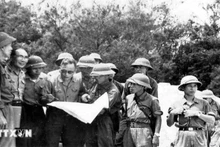 El general Chu Huy Man, comandante de la Región Militar 5 (cuarta a la izquierda, con gafas), dirige los ataques a la ciudad de Da Nang. (Foto: VNA)
