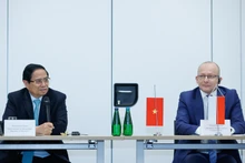 El primer ministro de Vietnam realizó una visita de trabajo al Instituto Nacional de Investigación sobre Ciberseguridad. (Foto: VNA)