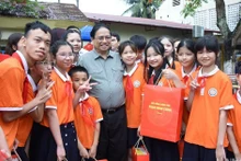 Premier vietnamita visita y entrega regalos a niños discapacitados en Hanói