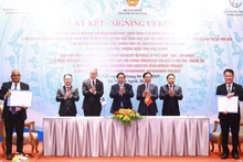 La ceremonia de firma contó con la presencia del primer ministro Pham Minh Chinh, el viceprimer ministro Bui Thanh Son, el ministro de Finanzas Nguyen Van Thang, así como altos representantes del BM, el BAD y diversos ministerios. (Fuente: VNA)