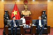 El viceministro de Industria y Comercio de Vietnam Do Thang Hai recibe a Toshio Kuwahara, presidente y director ejecutivo de Asian Honda Motor. (Fotografía: VNA)