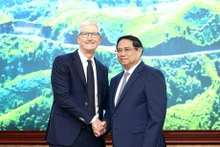 El primer ministro de Vietnam, Pham Minh Chinh, recibe al director ejecutivo del Grupo Apple, de Estados Unidos, Tim Cook, (Fuente:VNA)