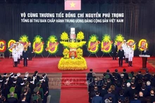Ceremonia de homenaje póstumo al Secretario General Nguyen Phu Trong en la Casa Funeraria Nacional, en Hanói. (Fuente: VNA)