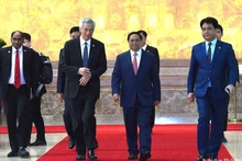 [Foto] Premieres de Vietnam y Singapur presencian firma de documentos de cooperación bilateral