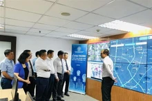 Los dirigentes de Hanói inspeccionan el centro de operaciones de transporte. (Foto: VNA)