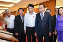 [Foto] Dirigentes vietnamitas visitan exposición sobre las primeras elecciones generales
