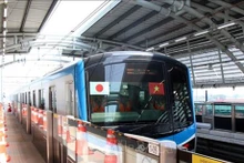 Prueba de funcionamiento en un tramo elevado de la línea 1 del metro de Ciudad Ho Chi Minh. (Foto: VNA)