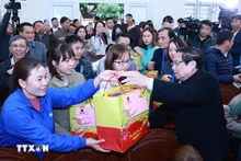El primer ministro Pham Minh Chinh entrega regalos a las familias beneficiadas de políticas preferenciales (Fuente: VNA)