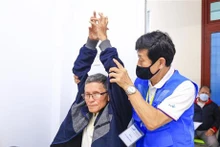 Médicos del Hospital Universitario Chung Ang examinan a pacientes en el distrito de Binh Son. (Fuente:VNA)