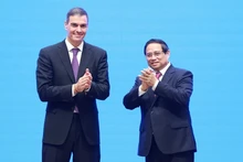 El primer ministro vietnamita, Pham Minh Chinh (der.), y el presidente del Gobierno de España, Pedro Sánchez. (Foto: VNA)