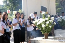 Jóvenes vietnamitas en exterior honran a mártires en encrucijada Dong Loc (Fuente:VNA)