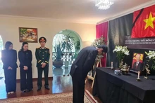 El viceministro de Relaciones Exteriores, Eduardo Saboia, rinde homenaje al secretario general del Partido Comunista de Vietnam, Nguyen Phu Trong. (Fuente: Embajada vietnamita en Brasil)