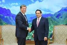 El primer ministro vietnamita, Pham Minh Chinh, recibe a Tim Hughes, vicepresidente a cargo de relaciones gubernamentales y negocios globles de SpaceX. 