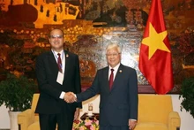El miembro de Buró Político, secretario del Comité Central del PCV y presidente del Comité Central del Frente de la Patria de Vietnam, Do Van Chien, y el miembro del Buró Político de FLN, Bensalem Mohamed. (Fuente: VNA)