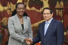El primer ministro Pham Minh Chinh recibe a Soipan Tuya, secretaria del Gabinete de Defensa de Kenia (Fuente: VNA)