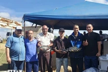 El ministro cubano de la Industria Alimentaria, Alberto López Díaz (tercero desde la izquierda), y expertos vietnamitas celebran la exitosa cooperación. (Foto: VNA)