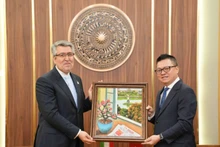 El presidente-editor del periódico Nhan Dan (Pueblo), recibe al embajador de Irán en Hanói. 