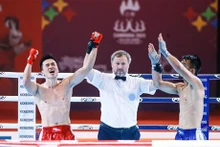 El boxeador vietnamita, Nguyen Hoang (pantalones rojos) derrotó a su oponente filipino para ganar el medalla de oro en la categoría de peso masculino de 67 kilógramos, de Kickboxing (Fuente: VNA)