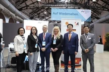 El embajador de Vietnam en Alemania, Vu Quang Minh, se tomó una foto de recuerdo con representantes de empresas connacionales participantes en el Día del Futuro de las pequeñas y medianas empresas 2025 en Berlín. (Foto: VNA)