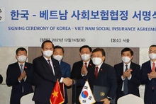 Vietnam y Corea del Sur firmaron un acuerdo bilateral sobre el seguro social el 14 de diciembre de 2021 (Foto: VNA)