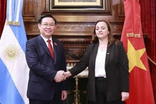 El presidente de la Asamblea Nacional, Vuong Dinh Hue (izq.), y la presidenta de la Cámara de Diputados de Argentina, Cecilia Moreau (Foto: VNA)
