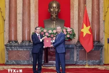El secretario general y presidente To Lam entrega decisión de nombramiento para el embajador Pham Thanh Binh (Fuente: VNA)