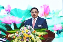 El primer ministro Pham Minh Chinh habla en el evento. 