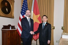 El viceprimer ministro vietnamita Ho Duc Phoc se reúne con el representante de Comercio de Estados Unidos, Jamieson Greer. (Foto: VNA) 