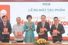 La directora general de la VNA, Vu Viet Trang, regala el libro a los delegados (Foto: VNA)