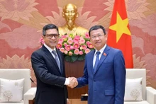 El presidente de la Comisión de Relaciones Exteriores de la Asamblea Nacional de Vietnam, Vu Hai Ha, recibe en Hanoi al embajador de Indonesia en el país, Denny Abdi. (Foto: VNA)