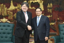 El primer ministro de Vietnam, Pham Minh Chinh (derecha), recibe al flamante embajador de Austria en Hanói, Philipp Agathonos. (Foto: VNA)