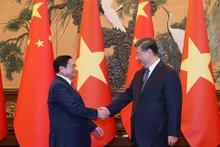 El primer ministro de Vietnam, Pham Minh Chinh (izquierda), y el secretario general del Partido Comunista y presidente de China, Xi Jinping, (Fuente: VNA)