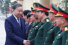 El secretario general del Partido Comunista de Vietnam (PCV), To Lam, efectúa una visita de trabajo a la Brigada de Misiles 490 del Cuerpo de Artillería (Fuente: VNA)