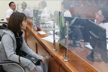 Los ciudadanos realizan procedimientos administrativos en el Centro de Servicios Administrativos Públicos en la provincia de Thai Binh (Fuente: VNA)