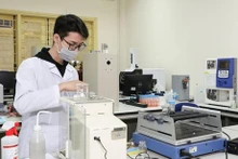 Un estudiante realiza experimentos en la Universidad de Ciencia y Tecnología de Hanói (Foto: nhandan.vn)