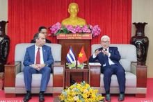 El secretario del Partido Comunista de Vietnam en la provincia de Binh Duong, Nguyen Van Loi, recibe al embajador cubano en Hanói, Rogelio Polanco Fuentes.