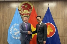 El embajador Dang Hoang Giang (derecha), jefe de la misión permanente de Vietnam ante la ONU, se reúne con Francis Drouin, presidente de la APF (Foto: VNA)
