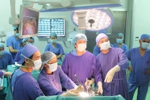 Tran Binh Giang, director del Hospital de Amistad de Viet Duc, y su equipo realizaron una cirugía laparoscópica (Foto: El Hospital de Amistad de Viet Duc)