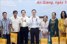 El presidente Vo Van Thuong habla con los líderes y la gente de la comuna de Vinh Te (Foto: VNA)