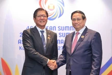 El primer ministro de Vietnam, Pham Minh Chinh (derecha), se reúne con el presidente filipino, Ferdinand Romualdez Marcos Jr. (Foto: VNA) 