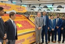 El embajador vietnamita en UAE, Nguyen Manh Tuan (tercera persona, a la izquierda) en un evento para presentar productos agrícolas vietnamitas en UAE. (Foto: VNA)