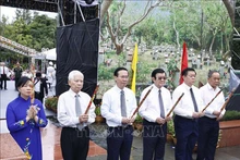 Presidente de Vietnam rinde homenaje a mártires en Con Dao.