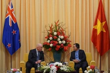 El primer ministro de Nueva Zelanda, Christopher Luxon (izquierda), saluda al presidente del Comité Popular de Ciudad Ho Chi Minh, Nguyen Van Duoc. (Foto: VNA)