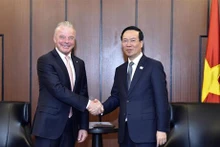 El presidente de Vietnam, Vo Van Thuong (derecha), recibe a Brendan Nelson, vicepresidente senior de la multinacional Boeing. (Foto: VNA)
