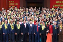 El primer ministro de Vietnam, Pham Minh Chinh (sexta persona desde la izquierda, primera fila) y delegados participantes en la cita. (Fuente: VNA)