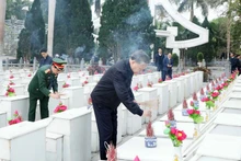 El secretario general To Lam ofrece inciensos a los mártires en el Cementerio Nacional de Mártires de Vi Xuyen. (Fuente: VNA) 