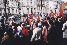 Vietnamitas en Francia y amigos franceses ondearon banderas en las calles alrededores del Centro Internacional de Convenciones de Kléber. (Fotografía: Le Xuan Tan).