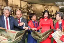 [Foto] Presentan en Francia suplemento especial del periódico Nhan Dan por Reunificación Nacional de Vietnam