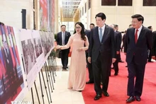 El presidente vietnamita Luong Cuong, junto con el secretario general del Partido Popular Revolucionario y presidente de Laos, Thongloun Sisoulith, en el evento. (Fuente: VNA)